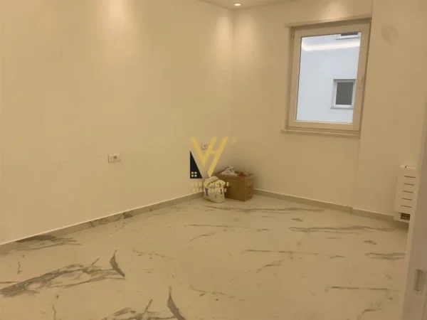 Tirane, jepet me qera zyre Kati 7, 106 m² 1.200 € (RRUGA MINE PEZA)