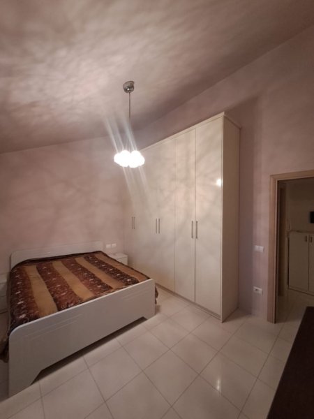 Tirane, jepet me qera apartament duplex Dublex Kati 4, 110 m² 400 € (Liqeni Thate)