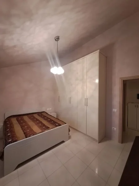 Tirane, jepet me qera apartament duplex Dublex Kati 4, 110 m² 400 € (Liqeni Thate)