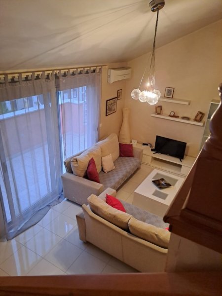 Tirane, jepet me qera apartament duplex Dublex Kati 4, 110 m² 400 € (Liqeni Thate)