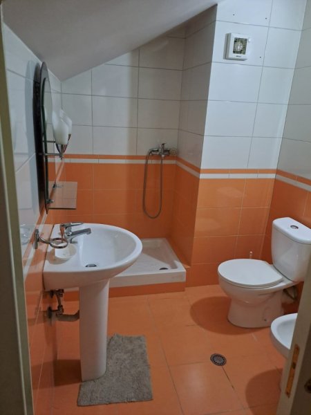 Tirane, jepet me qera apartament duplex Dublex Kati 4, 110 m² 400 € (Liqeni Thate)
