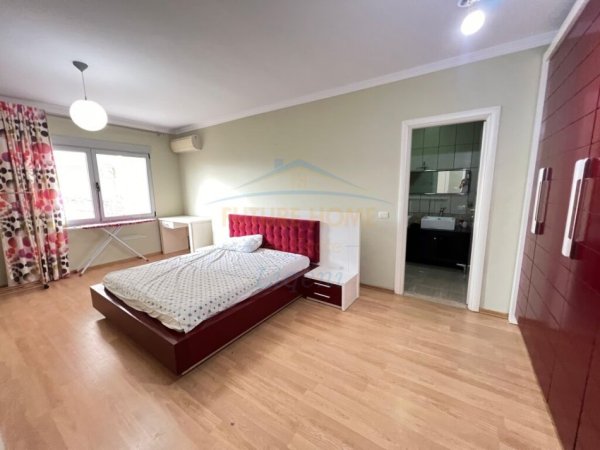 Tirane, jepet me qera apartament 1+1+Ballkon Kati 1, 142 m² 500 € (Liqeni i Thate)
