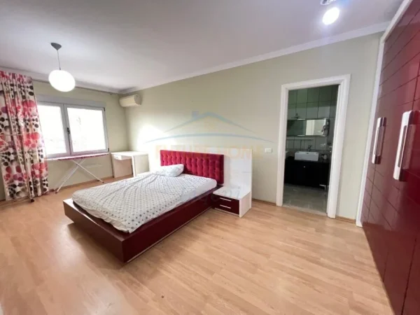 Tirane, jepet me qera apartament 1+1+Ballkon Kati 1, 142 m² 500 € (Liqeni i Thate)