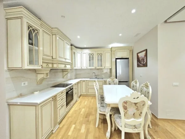 Tirane, jepet me qera 2+1+Aneks+Ballkon Kati 6, 105 m² 700 € (liqeni thate)