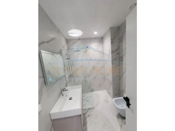 Tirane, jepet me qera apartament 2+1 Kati 3, 105 m² 1.300 € (Depo, Lake View)