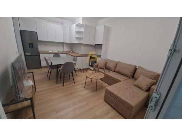 Tirane, jepet me qera apartament 2+1 Kati 9, 650 € (Ish Fusha e Aviacionit)