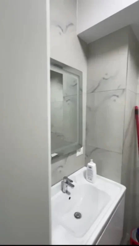 Tirane, jepet me qera apartament 1+1 Kati 2, 65 m² 450 € (kamez)