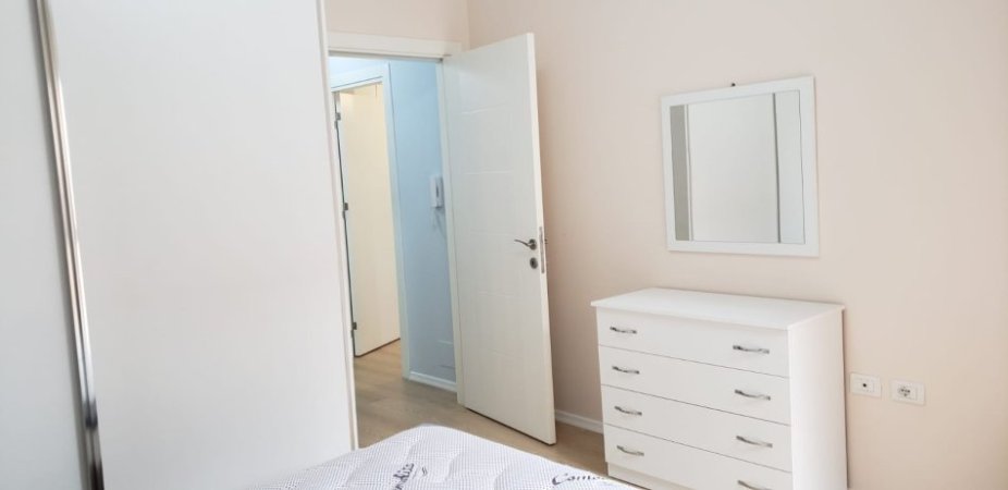 Tirane, jepet me qera apartament 1+1 Kati 7, 65 m² 500 € (Xhamllik)