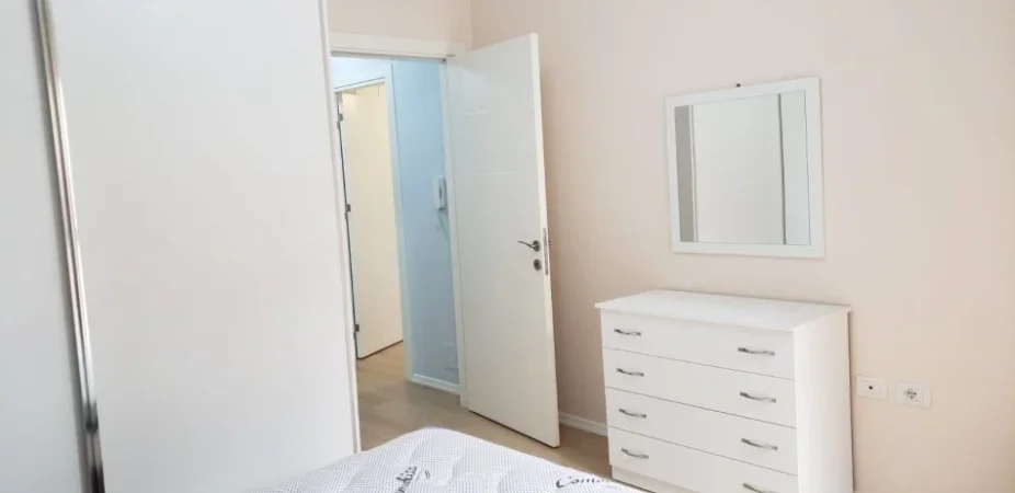 Tirane, jepet me qera apartament 1+1 Kati 7, 65 m² 500 € (Xhamllik)