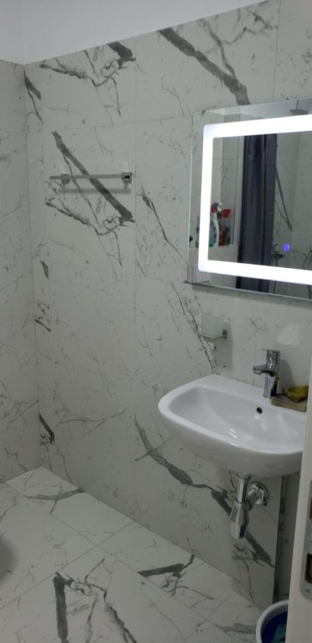 Tirane, jepet me qera apartament 1+1 Kati 7, 65 m² 500 € (Xhamllik)