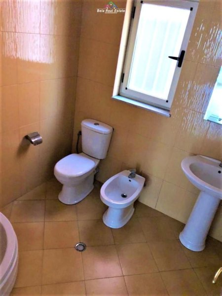 Tirane, jepet me qera zyre Kati 2, 70 m² 600 € (zogu i zi)