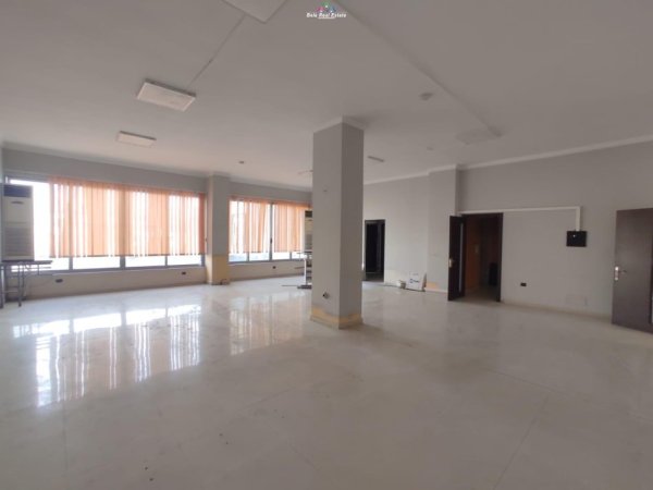Tirane, jepet me qera zyre Kati 2, 800 m² 7.500 € (rruga e kavajes)