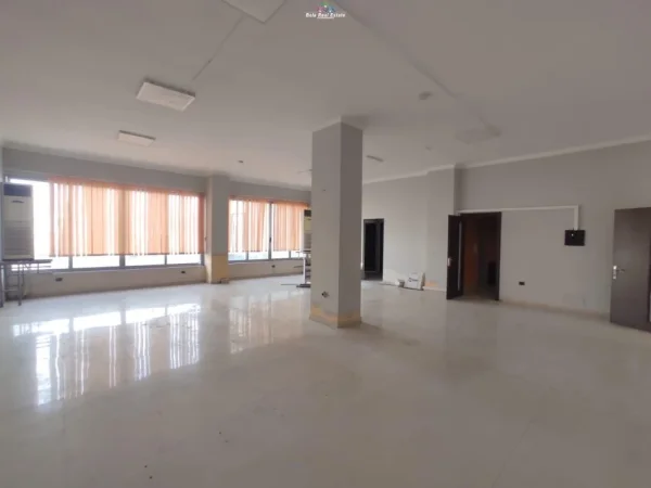 Tirane, jepet me qera zyre Kati 2, 800 m² 7.500 € (rruga e kavajes)