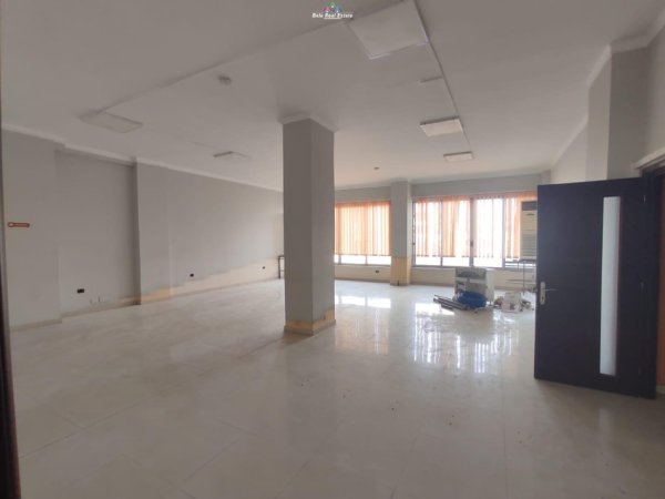 Tirane, jepet me qera zyre Kati 2, 800 m² 7.500 € (rruga e kavajes)