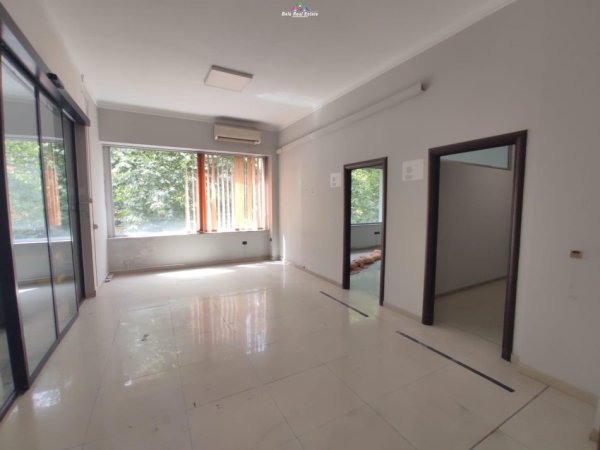 Tirane, jepet me qera zyre Kati 2, 800 m² 7.500 € (rruga e kavajes)