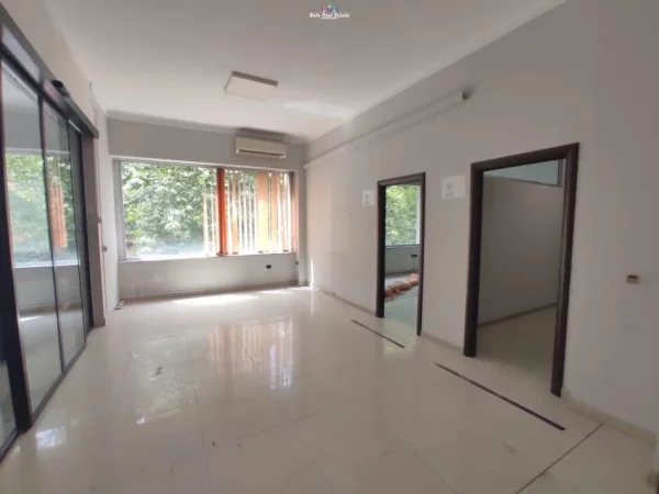 Tirane, jepet me qera zyre Kati 2, 800 m² 7.500 € (rruga e kavajes)