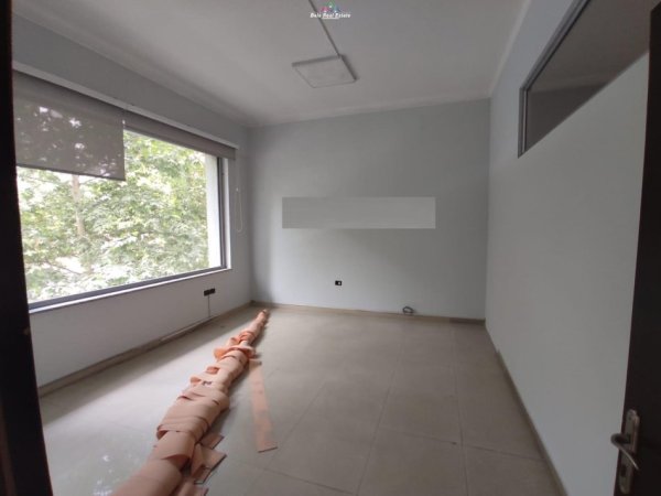 Tirane, jepet me qera zyre Kati 2, 800 m² 7.500 € (rruga e kavajes)