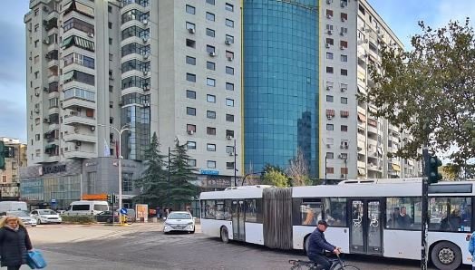 Tirane, jepet me qera apartament 2+1 Kati 1, 110 m² 400 € (Stacioni i trenit)