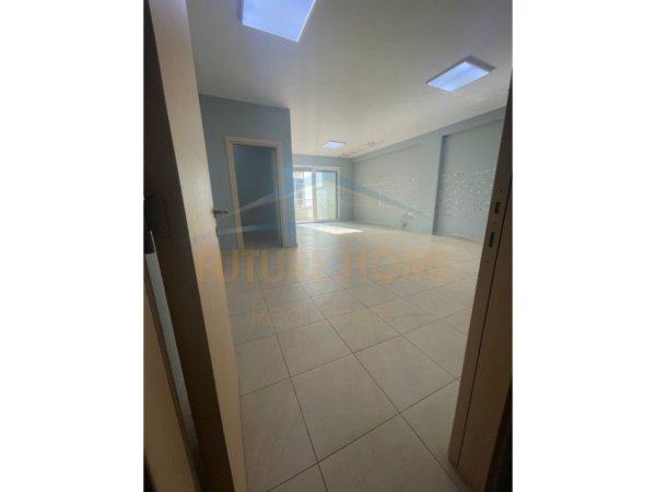 jepet me qera ambjent biznesi , 101 m² 400 € (Kinostudio)