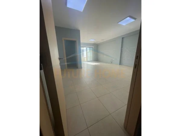 jepet me qera ambjent biznesi , 101 m² 400 € (Kinostudio)