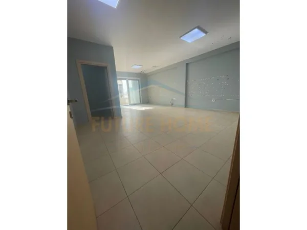 jepet me qera ambjent biznesi , 101 m² 400 € (Kinostudio)