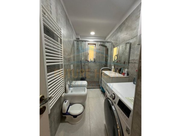 Tirane, jepet me qera apartament 2+1 Kati 4, 104 m² 600 € (Ali Dem)