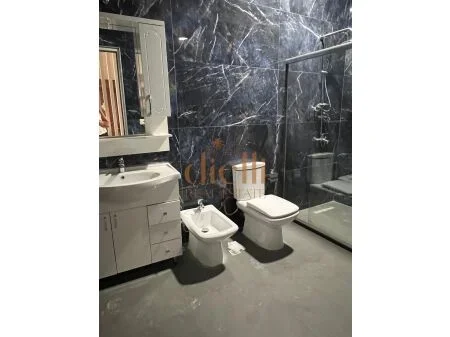 Tirane, jepet me qera apartament 2+1+Ballkon Kati 3, 90 m² 1000 € (Bllok)