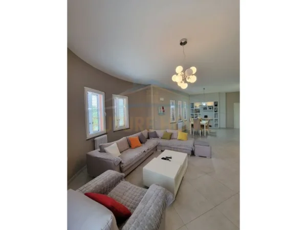 jepet me qera 3 Katshe Kati 3, 302 m² 800 € (Tufine)