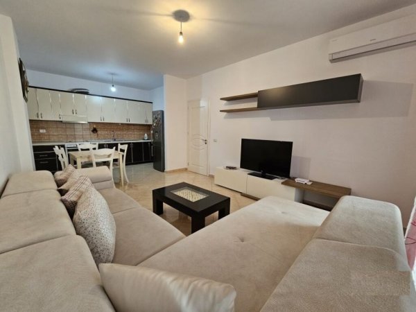 Tirane, jepet me qera apartament 2+1 Kati 8, 95 m² 400 € (Pallatet cabej)