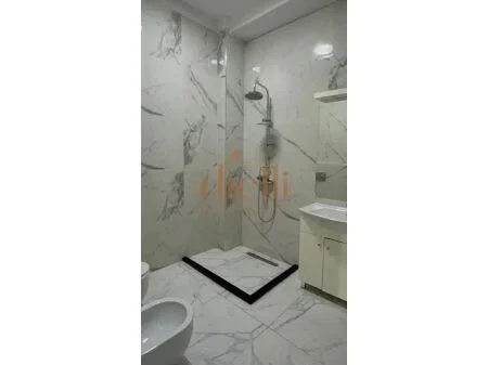 Tirane, jepet me qera apartament 2+1+Ballkon Kati 2, 87 m² 850 € (Bllok)