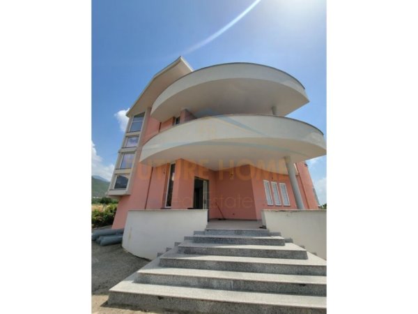 Tirane, jepet me qera Vile 4+1+Ballkon , 348 m² 800 € (Tufine)