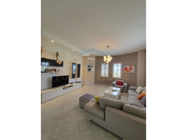 Tirane, jepet me qera Vile 4+1+Ballkon , 348 m² 800 € (Tufine)