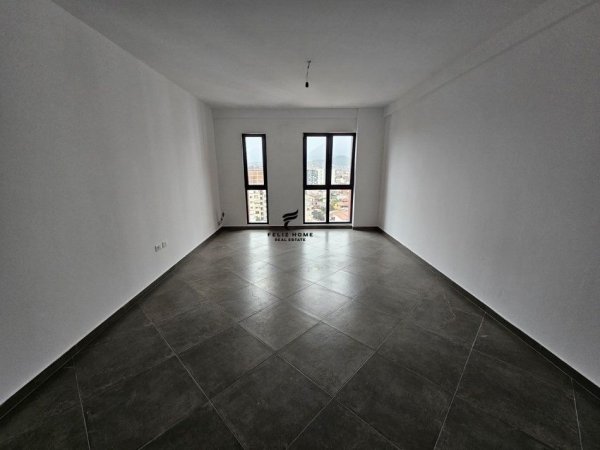 Tirane, jepet me qera zyre Kati 8, 117 m² 420 € (RRUGA E DIBRES)