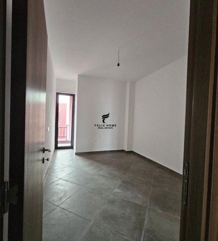 Tirane, jepet me qera zyre Kati 8, 117 m² 420 € (RRUGA E DIBRES)