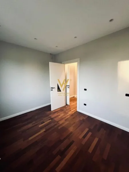 Tirane, jepet me qera Vile Kati 0, 900 m² 4.300 € (SAUK)