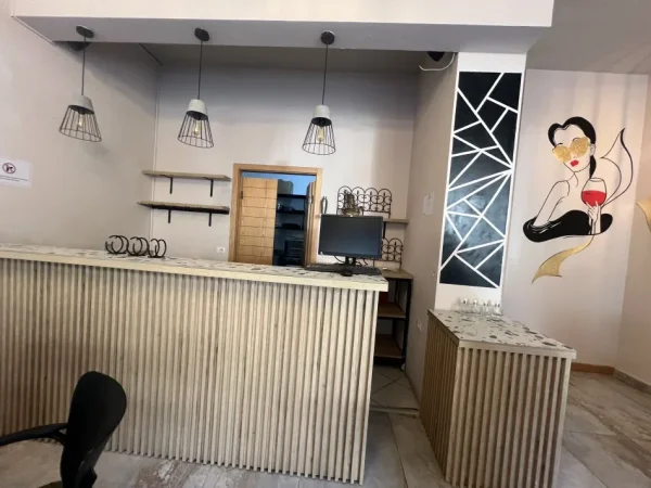 Tirane, shitet lokal Kati 0, 60 m² 275.000 Euro (liqeni artificial)
