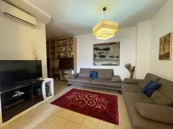 Tirane, jepet me qera apartament 2+1+Ballkon Kati 14, 75 m² 500 € (Bulevardi zogu i 1 , prane bar kafe new york)