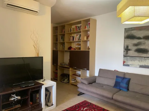 Tirane, jepet me qera apartament 2+1+Ballkon Kati 14, 75 m² 500 € (Bulevardi zogu i 1 , prane bar kafe new york)