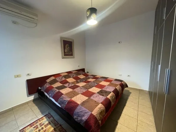 Tirane, jepet me qera apartament 2+1+Ballkon Kati 14, 75 m² 500 € (Bulevardi zogu i 1 , prane bar kafe new york)