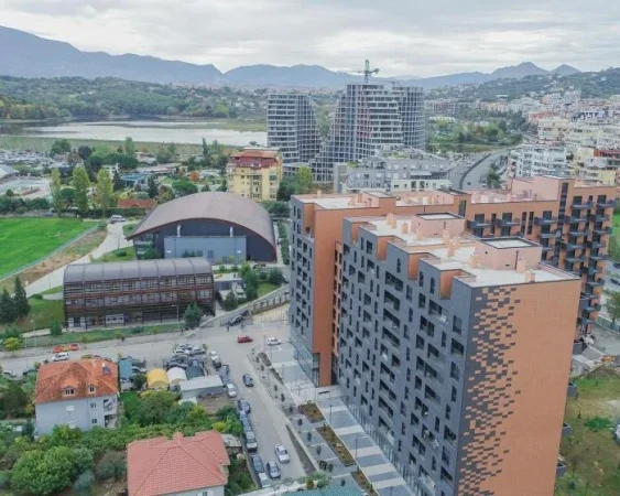 Tirane, jepet me qera apartament 3+1 Kati 4, 130 m² 1.500 € (Parku Olimpik)