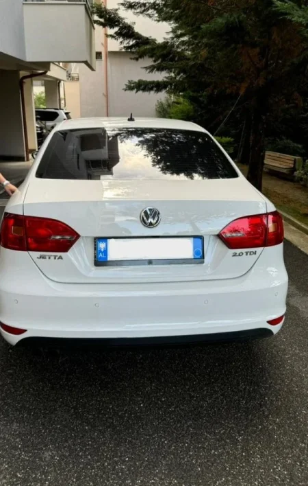 Tirane & Rinas, japim me qera makine Volkswagen Jetta Nafte, e bardhë automatik Kondicioner 100.000 km 35 €