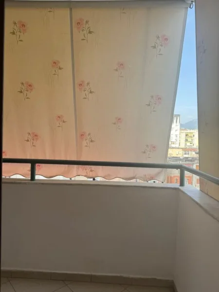 Tirane, jepet me qera apartament 2+1+Ballkon Kati 6, 110 m² 550 € (Bulevardi zogu i 1 prane kafe new york)