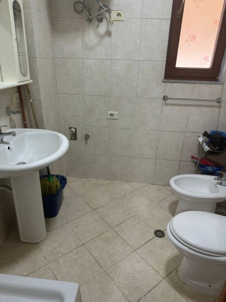 Tirane, jepet me qera apartament 2+1+Ballkon Kati 6, 110 m² 550 € (Bulevardi zogu i 1 prane kafe new york)