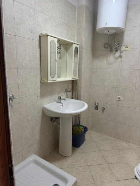 Tirane, jepet me qera apartament 2+1+Ballkon Kati 6, 110 m² 550 € (Bulevardi zogu i 1 prane kafe new york)