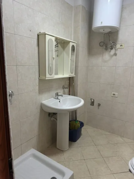 Tirane, jepet me qera apartament 2+1+Ballkon Kati 6, 110 m² 550 € (Bulevardi zogu i 1 prane kafe new york)