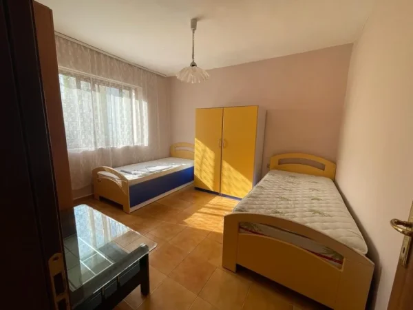 Tirane, jepet me qera apartament 1+1+Ballkon Kati 2, 70 m² 400 € (ali demi)