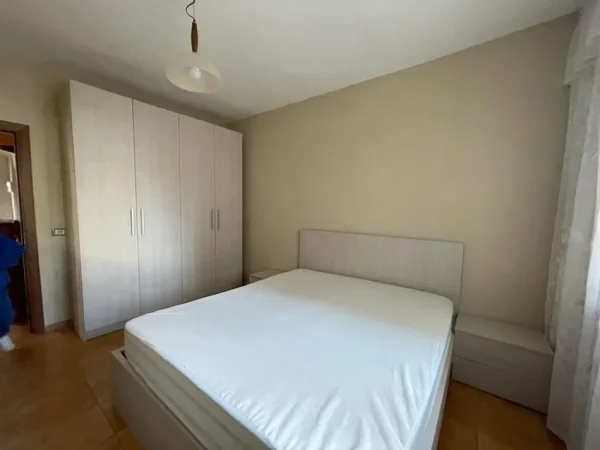 Tirane, jepet me qera apartament 1+1+Ballkon Kati 2, 70 m² 400 € (ali demi)