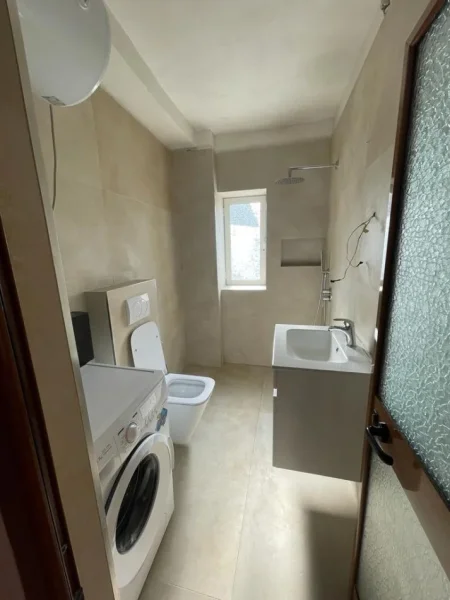 Tirane, jepet me qera apartament 1+1+Ballkon Kati 2, 70 m² 400 € (ali demi)