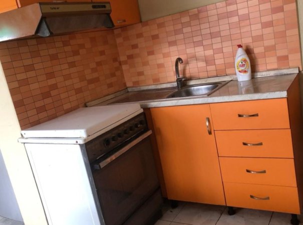 Tirane, jepet me qera apartament 1+1+Ballkon Kati 3, 60 m² 250 € (spitali QSUT)