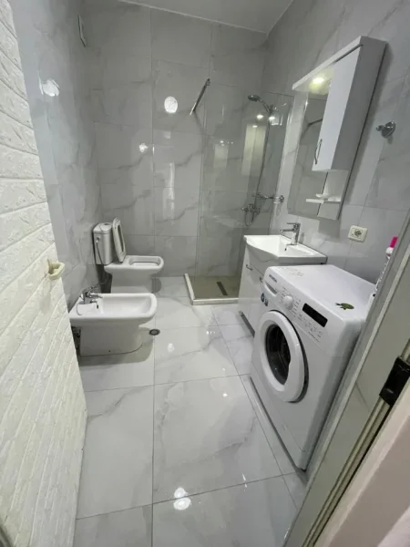Tirane, jepet me qera apartament 1+1 Kati 4, 65 m² 500 € (Liqeni Thate)